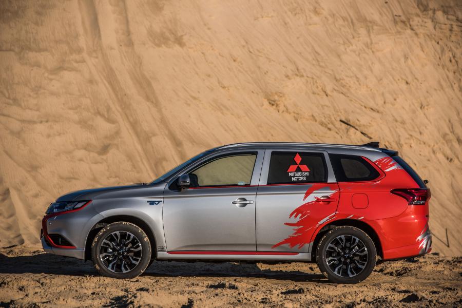  Mitsubishi Outlander PHEV Rally Style 2016 года  (фото 10 из 30)